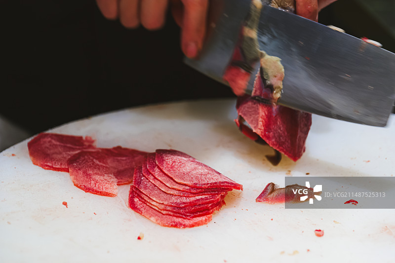 切肉板上的肉特写镜头图片素材