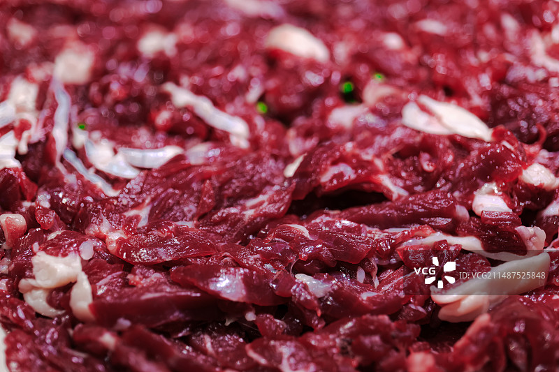 在市场上出售的切片牛肉的特写镜头图片素材