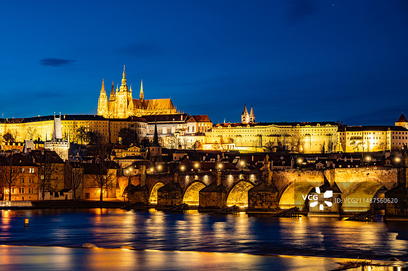 捷克布拉格城堡查理大桥伏尔塔瓦河蓝调夜景图片素材