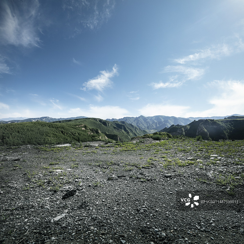 晴朗天空下山顶野外路况与自然风景，汽车广告背景图图片素材