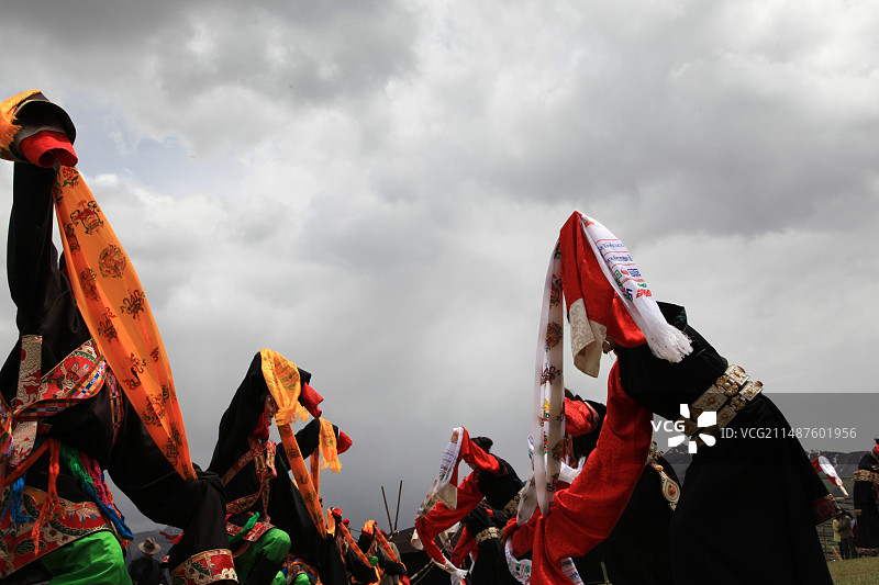 玉树结古镇的藏族舞蹈图片素材