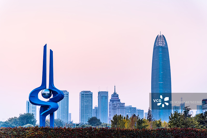 中国山东济南泉城广场泉标雕塑和绿地中心建筑特写图片素材
