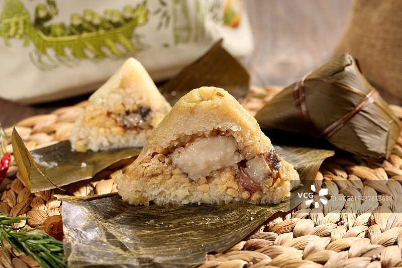 蛋黄栗子咸肉粽图片素材