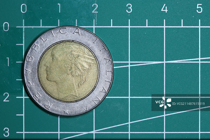 欧元前意大利货币500里拉硬币背面图片素材