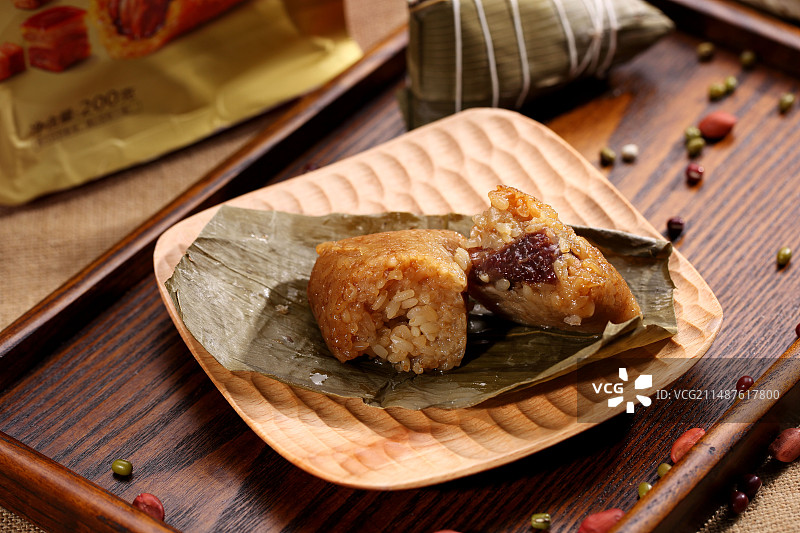 盘子装着的猪肉粽图片素材