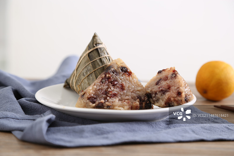 白碟子装着粽子图片素材