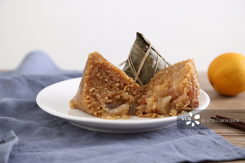 白碟子装着粽子图片素材