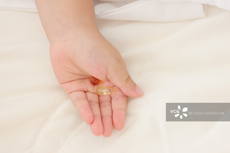 一个中国小女孩在吃维生素图片素材