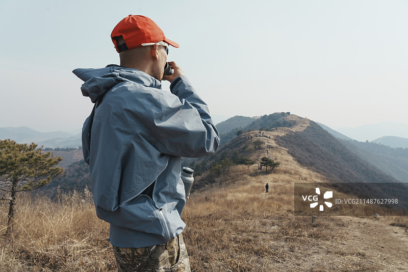 中年男人在徒步图片素材