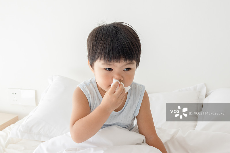 卧室里一个生病感冒的小女孩图片素材