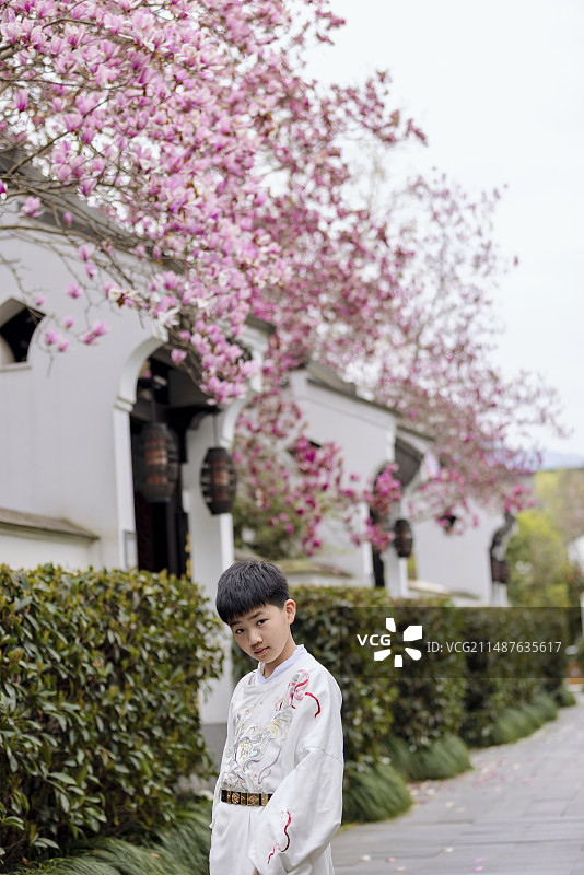 古风建筑徽派建筑汉服男孩踏青旅行图片素材