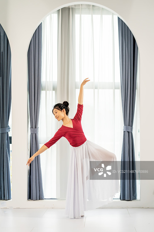 一个年轻女性在跳舞图片素材