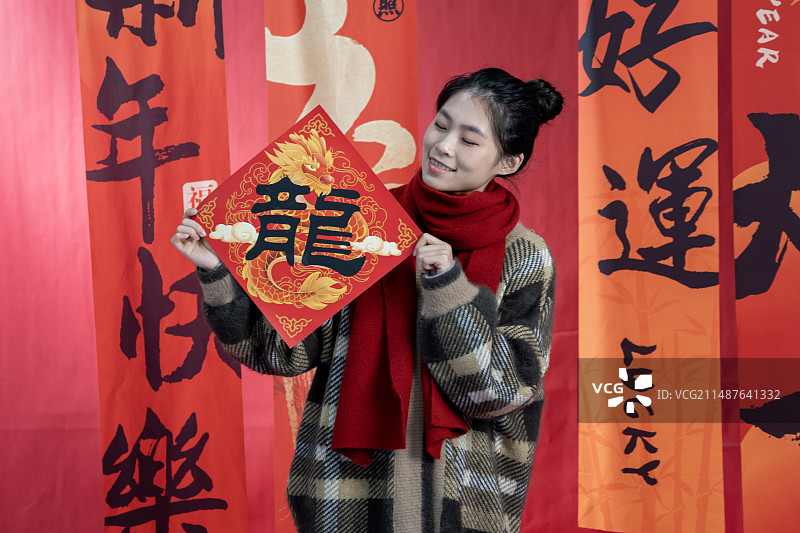 一个中国年轻女性在传统背景前的肖像照图片素材