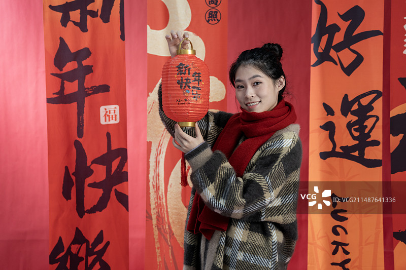 一个中国年轻女性在传统背景前的肖像照图片素材