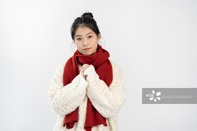 一个年轻女性在白色背景前的肖像照图片素材