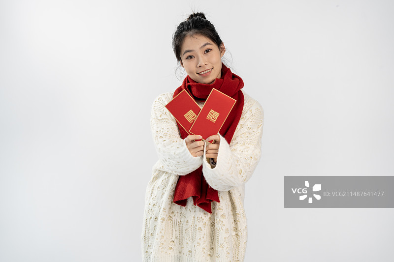 一个年轻女性在白色背景前的肖像照图片素材