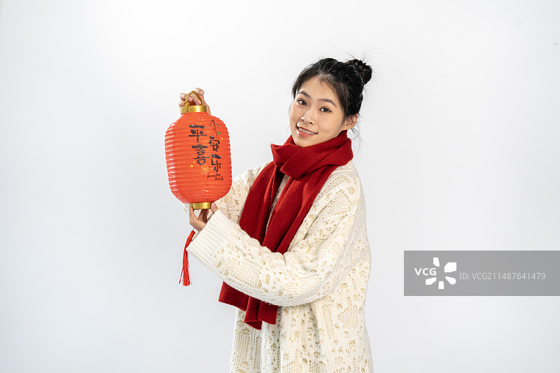 一个年轻女性在白色背景前的肖像照图片素材