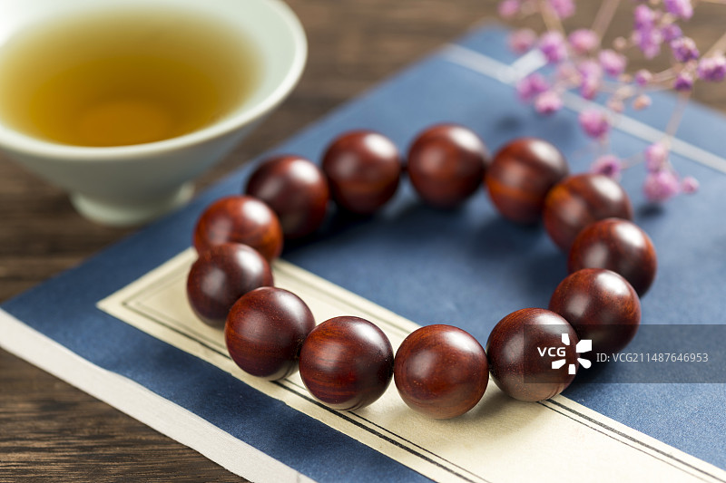 一串红木紫檀文玩手串特写图片素材