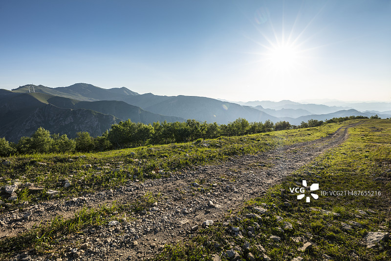 野外地形山路与夏天户外自然山川风景，汽车广告背景图图片素材