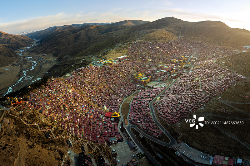 色达五荣佛学院的日出图片素材