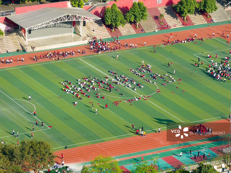 重庆第二外国语学校操场上活动的学生们图片素材