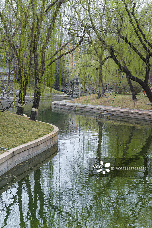 北京龙潭公园湖景古风建筑图片素材