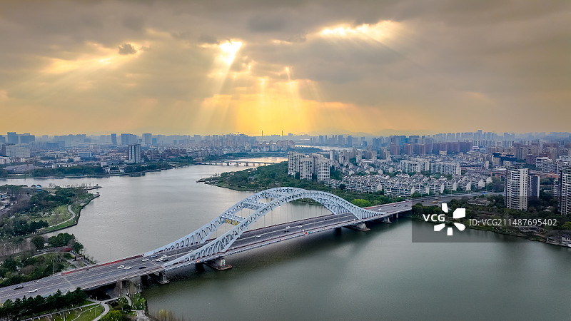 湾头大桥耶稣光丁达光图片素材