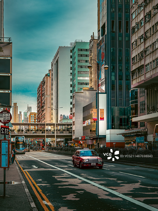 香港旺角街头迎面而来的红色出租车图片素材