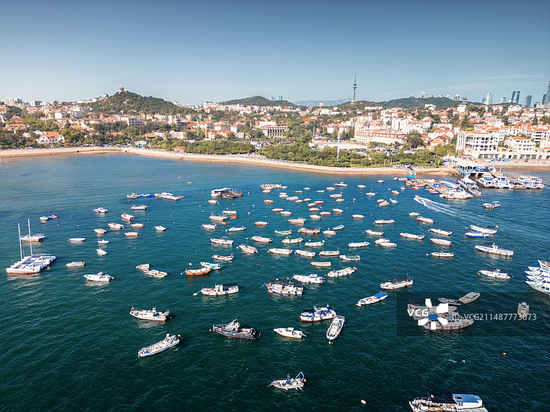 航拍青岛市市南区滨海的德式建筑、码头、沙滩、海岸线和渔船图片素材