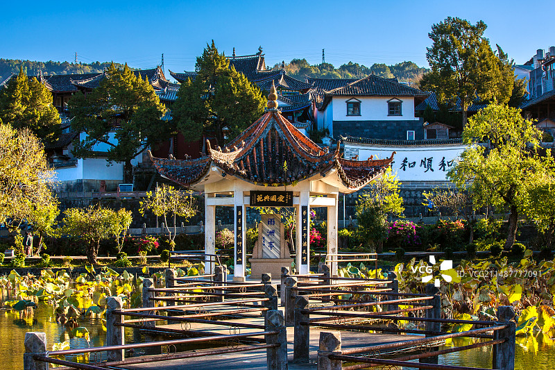 中国云南省保山市腾冲市和顺古镇黄昏荷塘景观图片素材