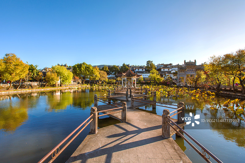 中国云南省保山市腾冲市和顺古镇黄昏荷塘景观图片素材