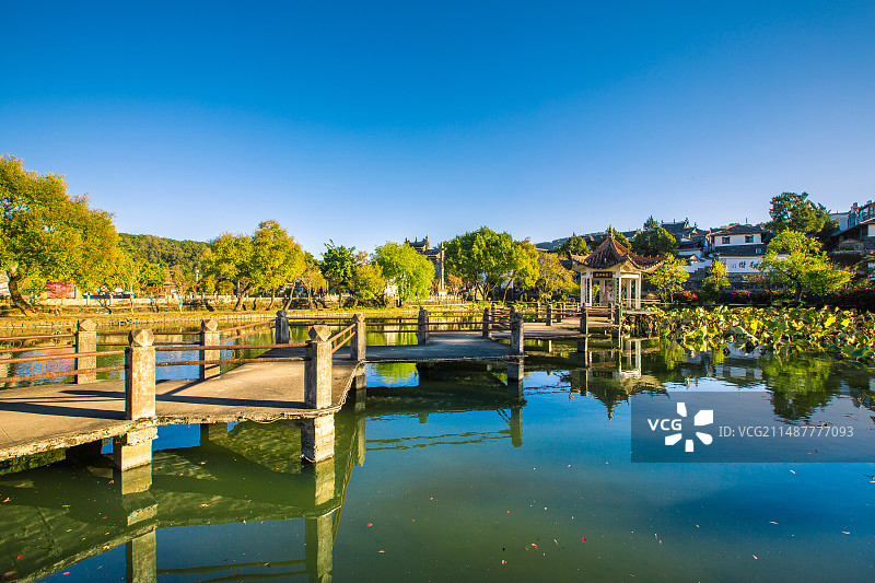 中国云南省保山市腾冲市和顺古镇黄昏荷塘景观图片素材