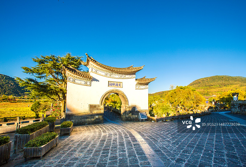 中国云南省保山市腾冲市和顺古镇牌坊景观图片素材