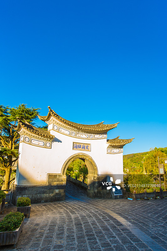 中国云南省保山市腾冲市和顺古镇牌坊景观图片素材