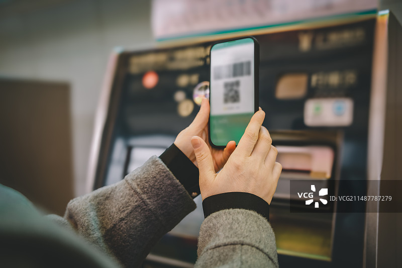 用智能手机特写扫描二维码图片素材