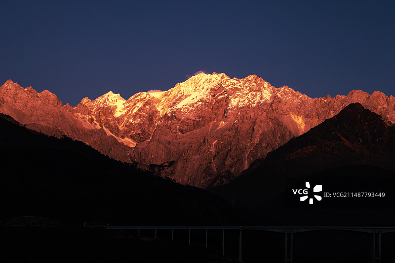 人间天堂丽江玉龙雪山扇子陡日照金山特写摄影图片素材