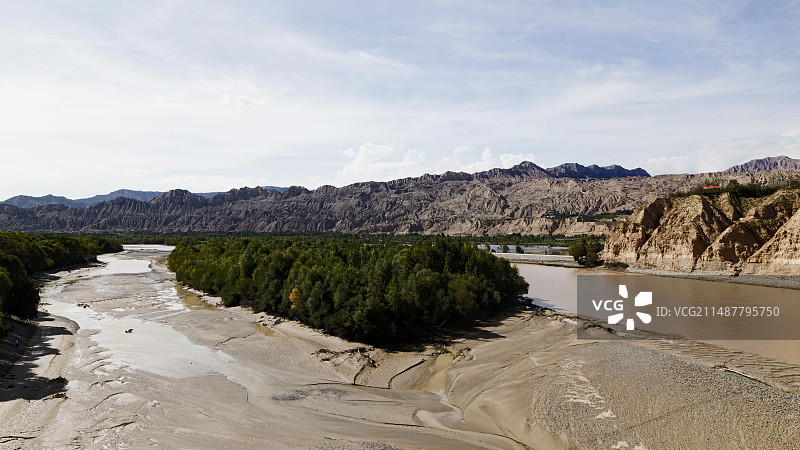 天下黄河贵德清--位于青海省贵德县的黄河大桥.远眺黄河水静静的流淌.图片素材