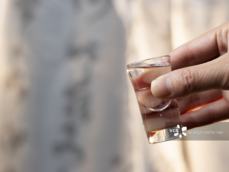 白酒倒酒粮食酒图片素材