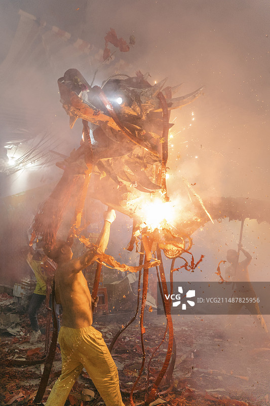 广西河池龙年春节民俗炮龙表演图片素材