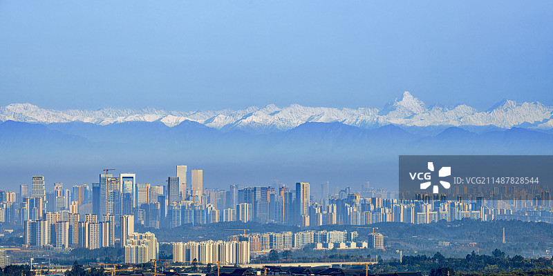 雪山下的成都图片素材