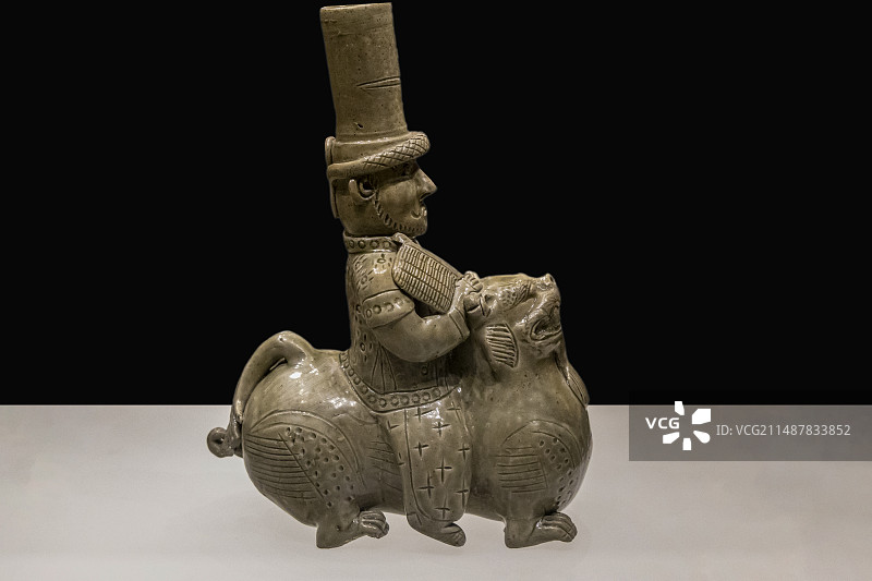 山东临沂博物馆“临沂历史文化展”：胡人骑狮器（日用品）——西晋，王羲之故居扩建工程出土图片素材