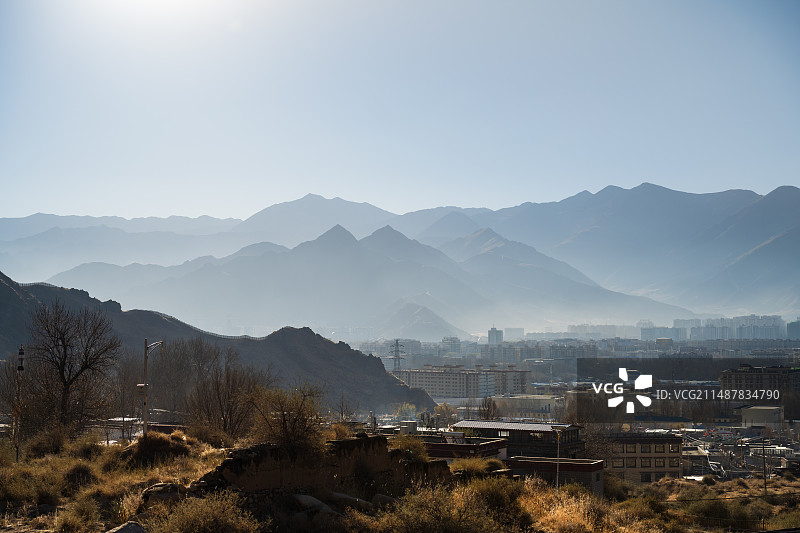从西藏哲蚌寺远眺冬季拉萨薄雾中的城市图片素材