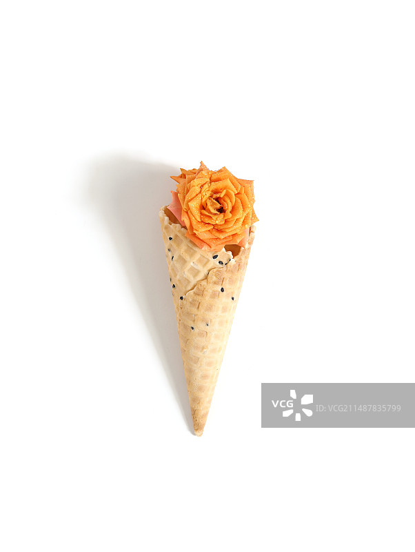 装进冰淇淋里的鲜花玫瑰图片素材