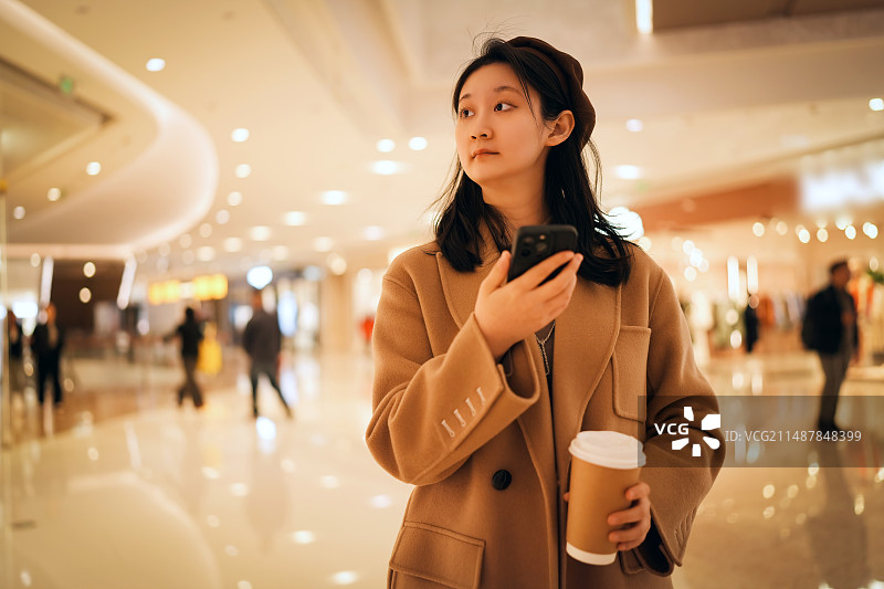 时尚女性用科技驾驭城市生活图片素材