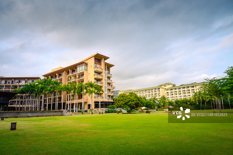 中国海南省三亚市热带风光，豪华酒店草坪沙滩图片素材