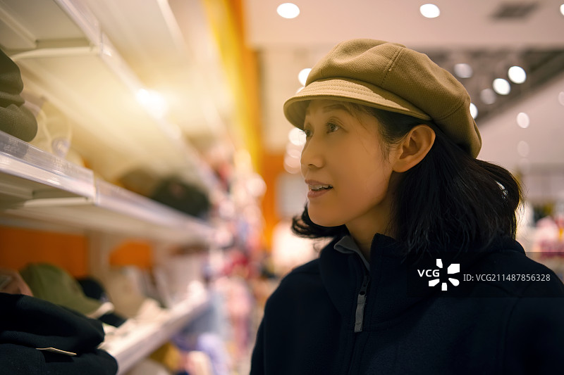 年轻女子热衷于买衣服图片素材