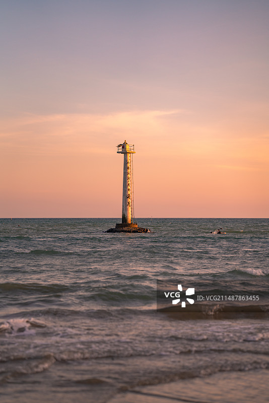 夕阳下的灯塔图片素材