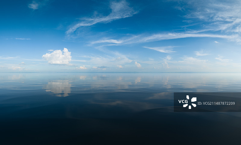 青海省青海湖日出火烧云景观图片素材