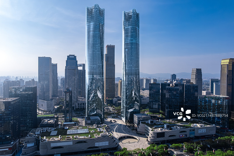 江西南昌红谷滩市中心，白天绿地双子塔建筑航拍图片素材