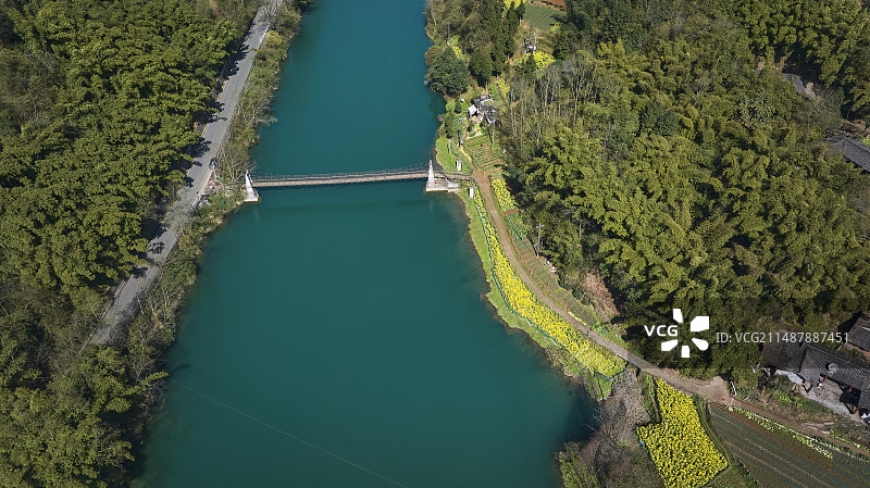 航拍大邑河流吊桥和山丘森林图片素材